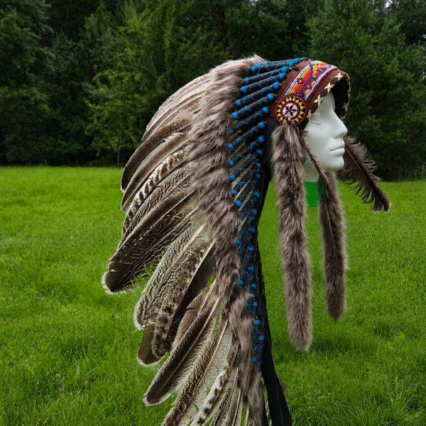 Indėniško stiliaus plunksnų galvos puošmena (War Bonnet stiliaus) iš natūralių kalakuto plunksnų.